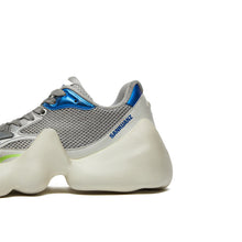 حذاء رياضي بامبي فضي أبيض