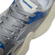 حذاء رياضي بامبي فضي أبيض