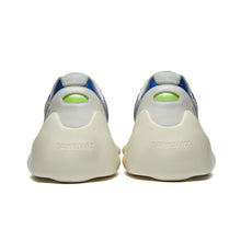 حذاء رياضي بامبي فضي أبيض