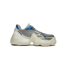 حذاء رياضي بامبي فضي أبيض