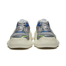 حذاء رياضي بامبي فضي أبيض