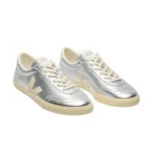 كرة طائرة فضية بيير